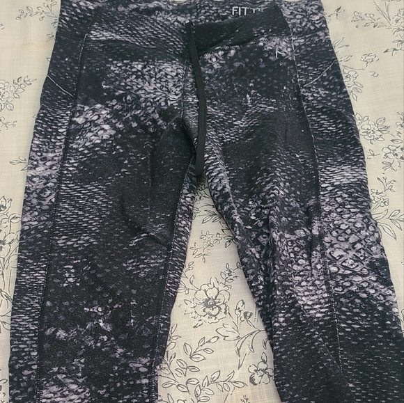 Danskin Now Pants - CROPPED KNEE LENGTH LEGGINGS SZ SMALL DANSK8N